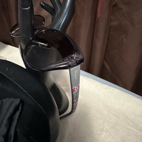 Salvatore Ferragamo sunglasses with pouch and case. In excellent condition. - Picture 2 of 8